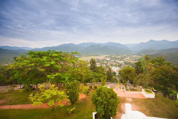 Вид на город Мае Хон Сонг с холма, Таиланд — стоковое фото