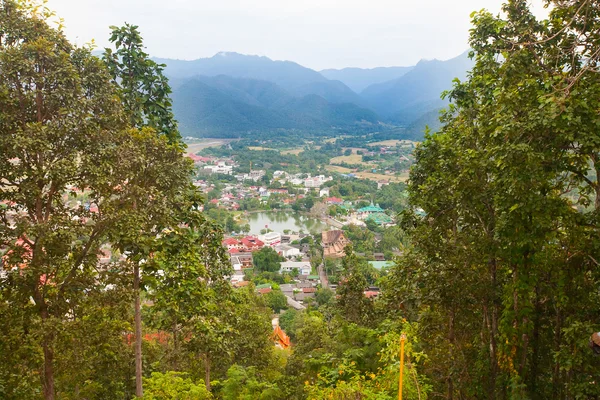 Blick auf die Stadt mae hon song von einem Hügel, Thailand — Stockfoto