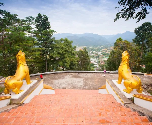 Blick auf die Stadt mae hon song von einem Hügel, Thailand — Stockfoto