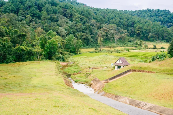 Dorf in der Nähe von mae hon song, Thailand — Stockfoto