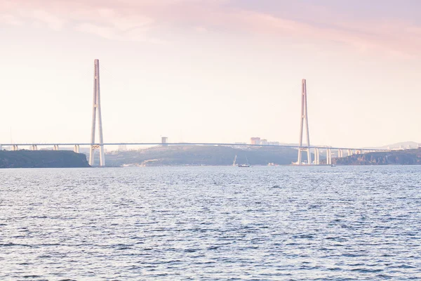 Brug in de stad Vladivostok, Rusland — Stockfoto