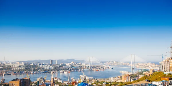 Brug in de stad Vladivostok, Rusland — Stockfoto