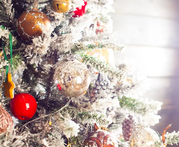 Noel ağacı kırmızı ve beyaz renklerde dekore edilmiş — Stok fotoğraf