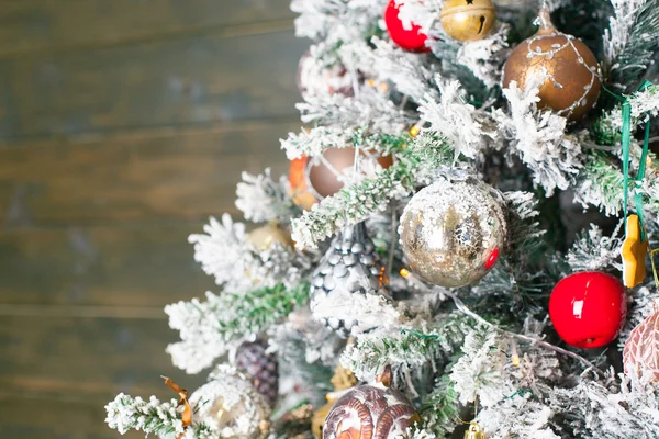 Árbol de Navidad decorado en colores rojo y blanco —  Fotos de Stock