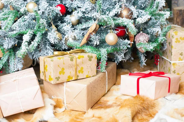 Dárky pod vánoční stromeček zdobený — Stock fotografie
