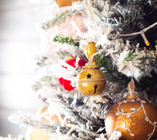 Árbol de Navidad decorado en colores rojo y blanco —  Fotos de Stock