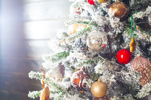 Árvore de Natal decorada em cores vermelhas e brancas — Fotografia de Stock