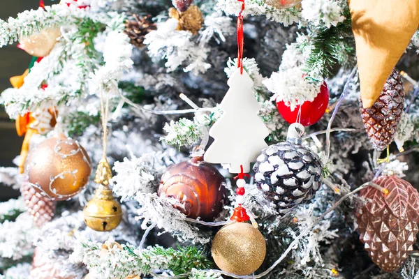 Árbol de Navidad decorado en colores rojo y blanco —  Fotos de Stock