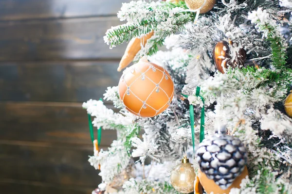 Árbol de Navidad decorado en colores rojo y blanco —  Fotos de Stock