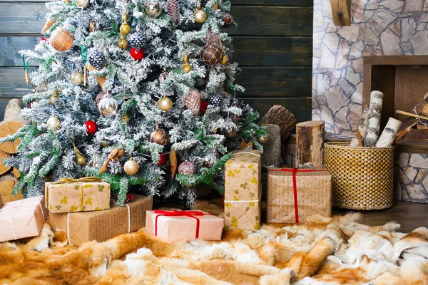 Παρουσιάζει κάτω από το στολισμένο χριστουγεννιάτικο δέντρο — Φωτογραφία Αρχείου