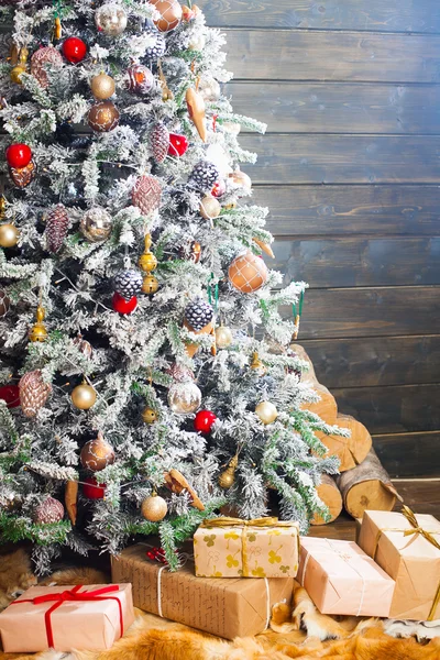 Παρουσιάζει κάτω από το στολισμένο χριστουγεννιάτικο δέντρο — Φωτογραφία Αρχείου
