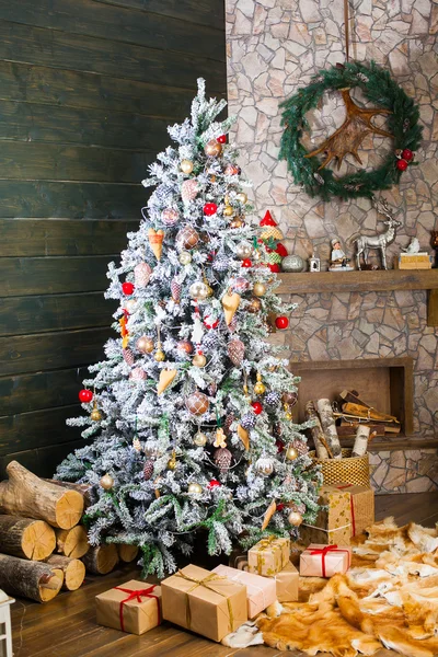 Regalos bajo el árbol de Navidad decorado Imágenes de stock libres de derechos