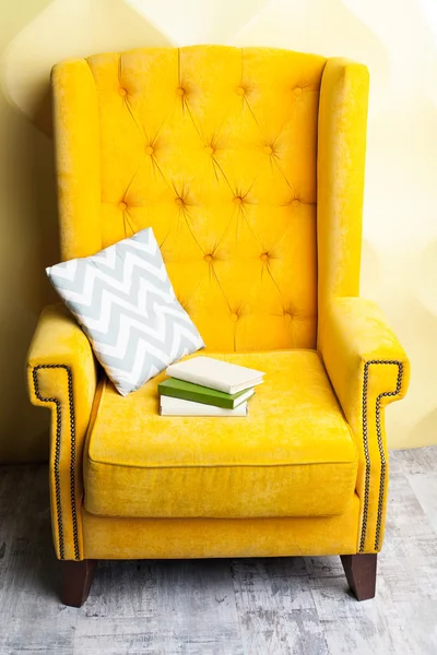 Βιβλία σε πολυτελή κίτρινο καναπέ — Φωτογραφία Αρχείου