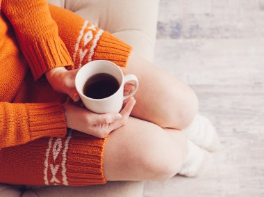 Kadın yatakta çay ile