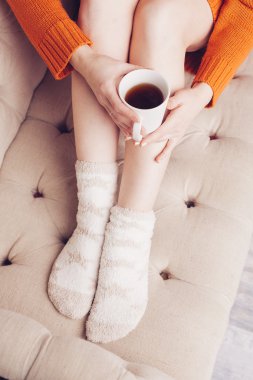 Kadın yatakta çay ile