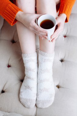 Kadın yatakta çay ile