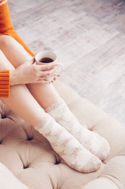 Kadın yatakta çay ile