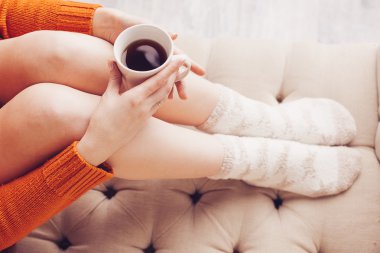 Kadın yatakta çay ile