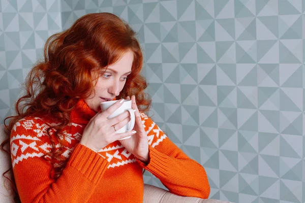 Acogedor retrato de mujer en suéter caliente en la cama con taza de t — Foto de Stock