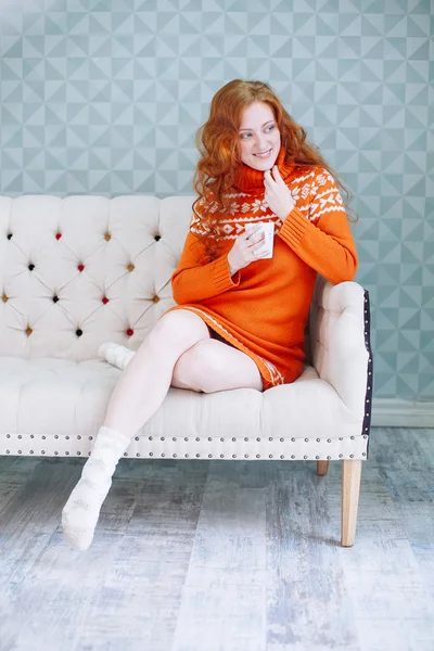 Gemütliches Porträt einer Frau im warmen Pullover auf dem Bett mit Tasse T — Stockfoto