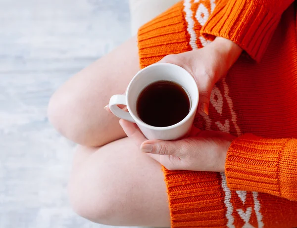 Mujer en la cama con taza de té — Foto de Stock