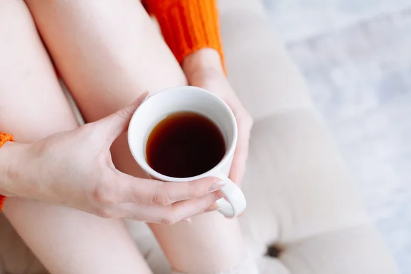 Mujer en la cama con taza de té — Foto de Stock