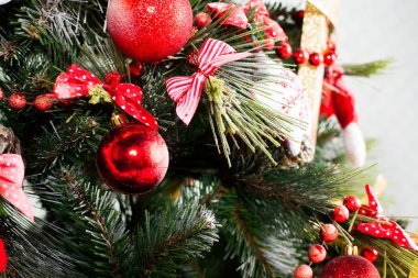 Hediyeler ve süslenmiş Noel ağacı. 