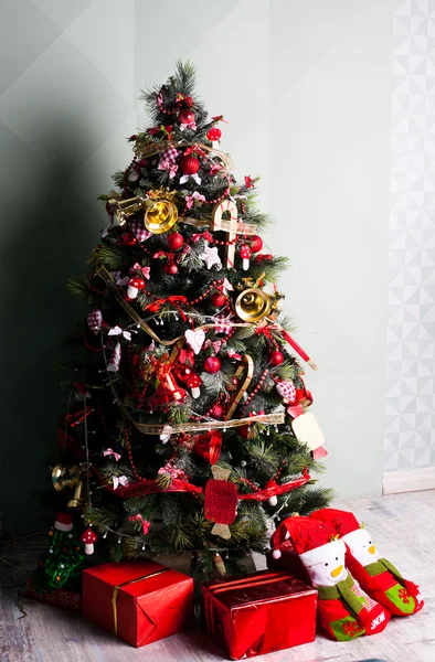 Presenter och dekorerad julgran. — Stockfoto