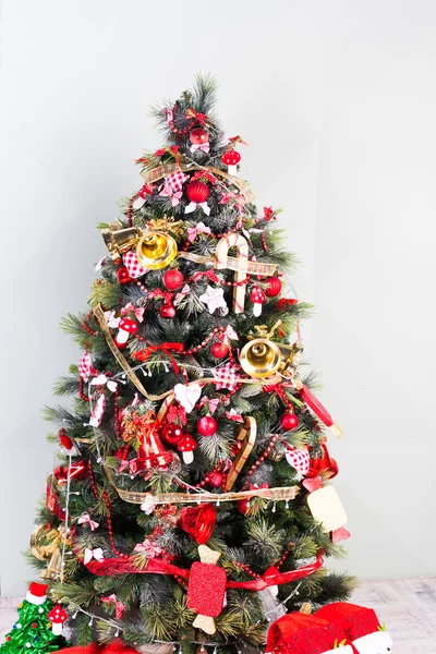 Hediyeler ve süslenmiş Noel ağacı. — Stok fotoğraf