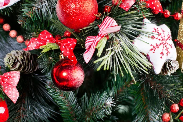 Δώρα και διακοσμημένο χριστουγεννιάτικο δέντρο. — Φωτογραφία Αρχείου