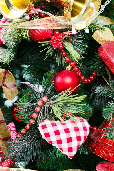 Geschenke und geschmückter Weihnachtsbaum. — Stockfoto