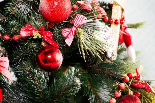 Regali e albero di Natale decorato . — Foto Stock