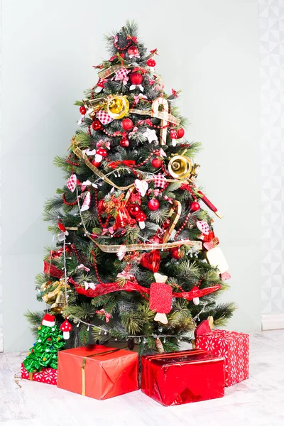 Presenter och dekorerad julgran. — Stockfoto