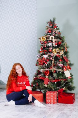 Yılbaşı yeni yıl ilham gülümseyen güzel kız