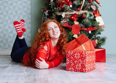 Yılbaşı yeni yıl gülümseyen güzel kız