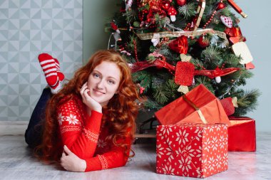 Yılbaşı yeni yıl gülümseyen güzel kız