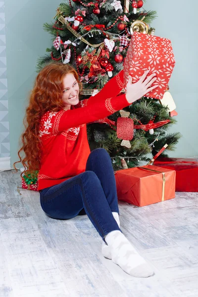 Weihnachten Neujahr lächelnd schöne Mädchen — Stockfoto