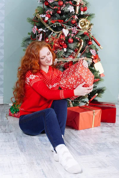 Weihnachten Neujahr lächelnd schöne Mädchen — Stockfoto