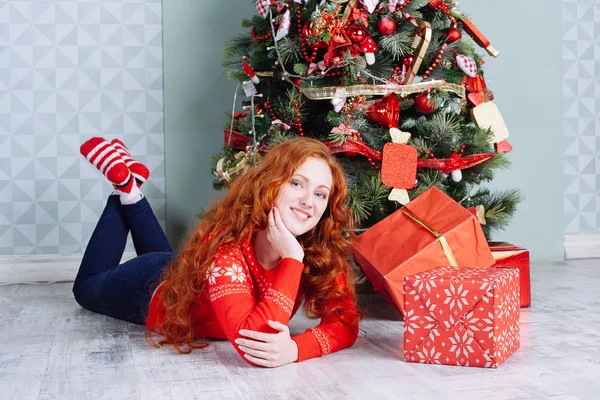Weihnachten Neujahr lächelnd schöne Mädchen — Stockfoto