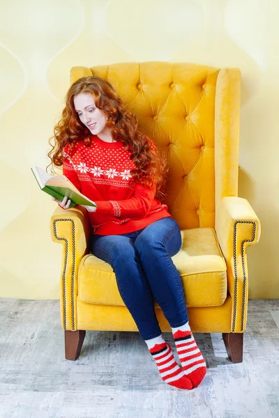 Mujer feliz relajándose en casa y leyendo un libro — Foto de Stock