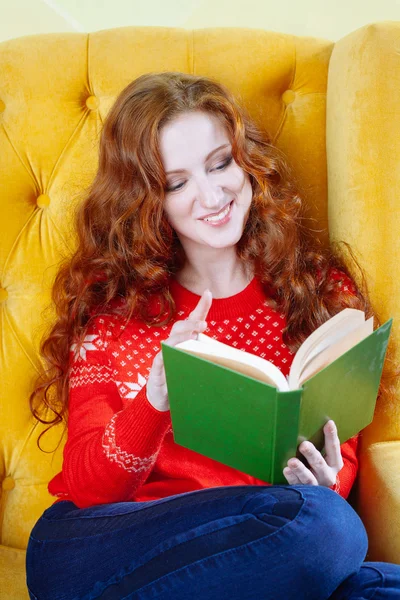Mujer feliz relajándose en casa y leyendo un libro —  Fotos de Stock