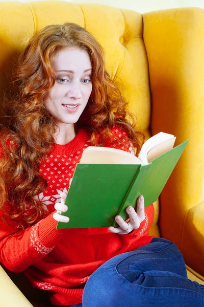 Bela chocado jovem mulher leitura livro — Fotografia de Stock