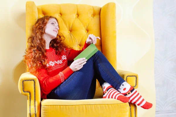 Glückliche Frau entspannt sich zu Hause und liest ein Buch — Stockfoto