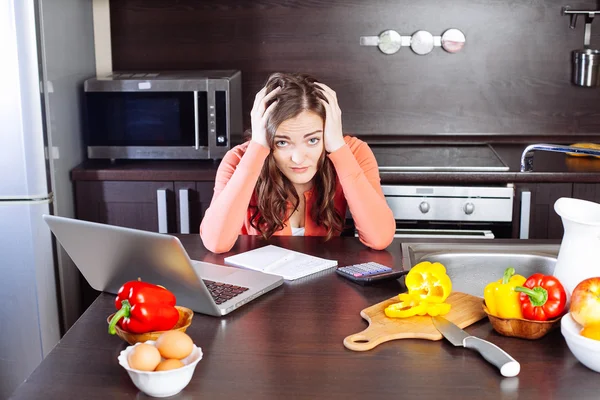 Mujer joven estresada está haciendo trabajo bancario y administrativo ho — Foto de Stock