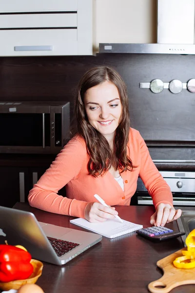 Feliz joven está haciendo el trabajo bancario y administrativo Holdi — Foto de Stock