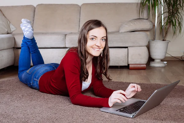 Mujer feliz haciendo compras en línea — Foto de Stock