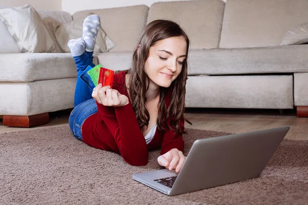 Happy woman doing online shopping — Stock Photo, Image