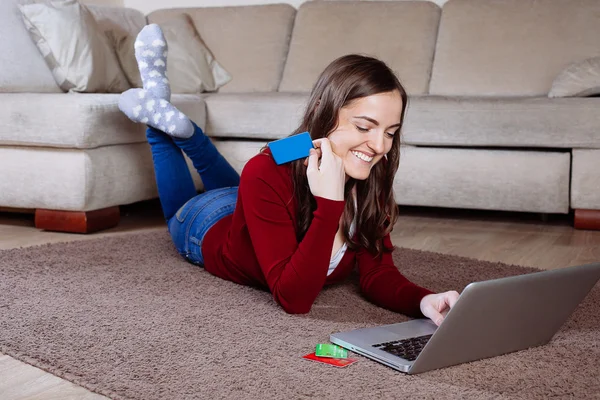 Happy woman doing online shopping — Stock Photo, Image