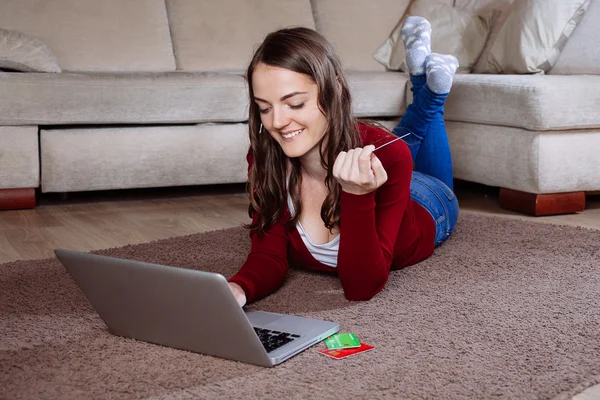 Happy woman doing online shopping — Stock Photo, Image