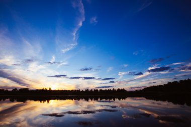 Sahilde gün batımı Güzel gökyüzü